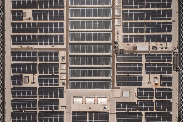 Placas solares instaladas em telhado vistas por drone