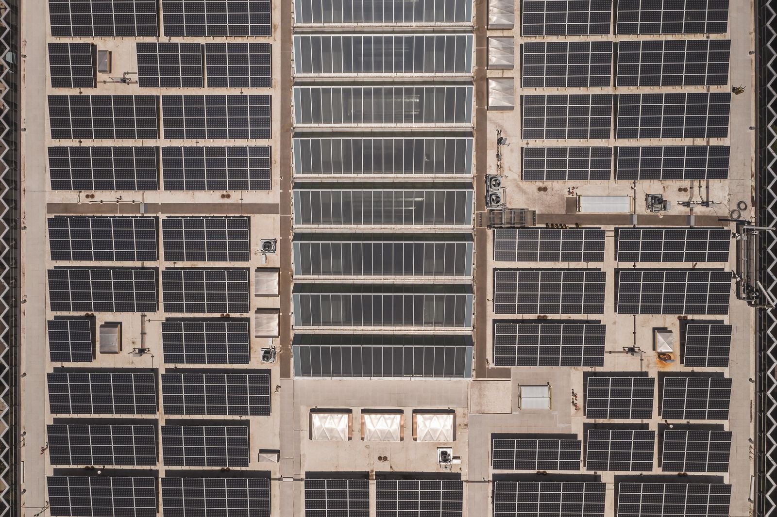 Placas solares instaladas em telhado vistas por drone